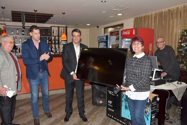Кметът на "Централен" поднесе дар на пенсионерския клуб - телевизор.