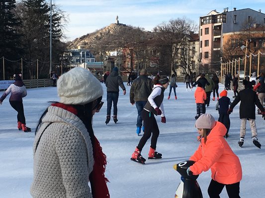 Малки и големи окупираха ледената пързалка в Пловдив, СНИМКИ: Авторът