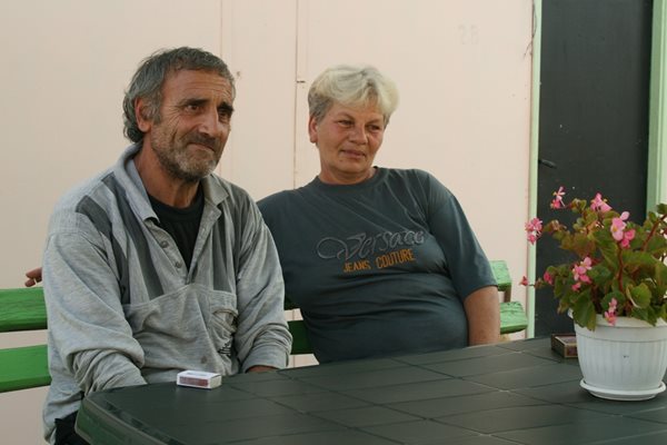 Емил и съпругата му Радка предпочетоха да останат докрай в Сакара, в село Орешник.