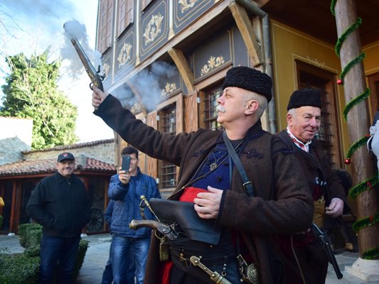 Майсторът терзия Иван Гърбача не пропуска да гръмне със старинния си пищов. 