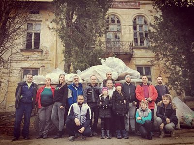 Доброволците пред красивата сграда на старото училище СНИМКА: Личен  архив