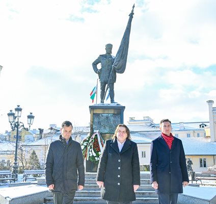 Венци и цветя от Столичната община бяха положени на паметниците „Български опълченец", „Цар Освободител" и паметника на ген.Гурко.