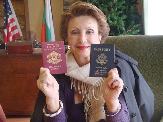 Мария Каназирска показва българския и американския си паспорт.
СНИМКА: АВТОРЪТ