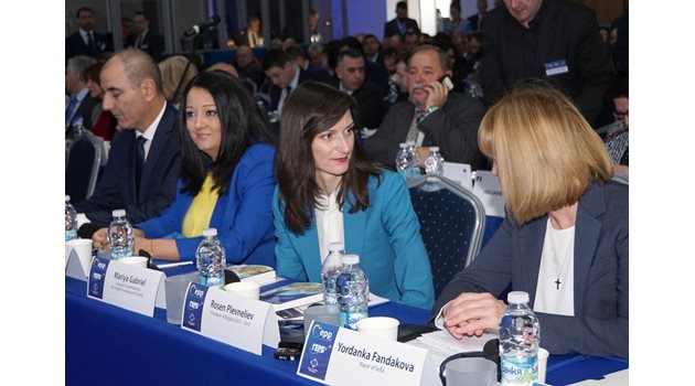 Столичният кмет и зам.-председател на ГЕРБ Йорданка Фандъкова, еврокомисарят Мария Габриел, министърът на българското европредседателство Лиляна Павлова и зам.-шефът на ГЕРБ Цветан Цветанов говориха на форума днес.