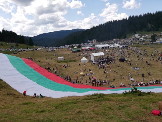 Около огромното знаме се виеха опашки за снимки / Снимки: "България Днес"