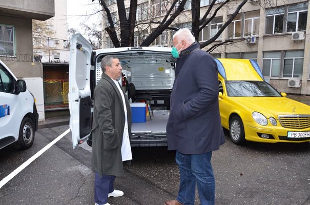 Д-р Калин Калинов и Здравко Димитров пуснаха двата буса.