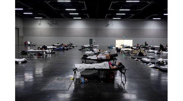 Хора спят на хладно в убежища в Портланд.