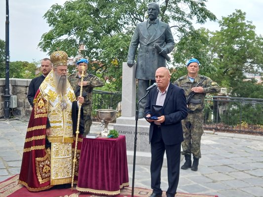 Митрополит Николай и Стефан Шивачев пред  новооткрития паметник на Гаврил Кръстевич.