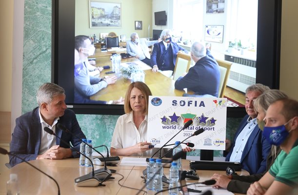 Столичният кмет Йорданка Фандъкова показва наградата, с която София е обявена за световна столица на спорта за 2024 г.