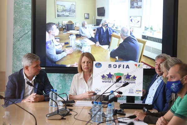 Столичният кмет Йорданка Фандъкова показва наградата, с която София е обявена за световна столица на спорта за 2024 г.