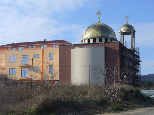 Спортно-образователният комплекс в Стара Загора, в който ще има основно католическо училище, все още не е завършен.
Снимка: Ваньо Стоилов