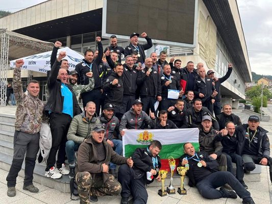 Българският екип ликува с трофея