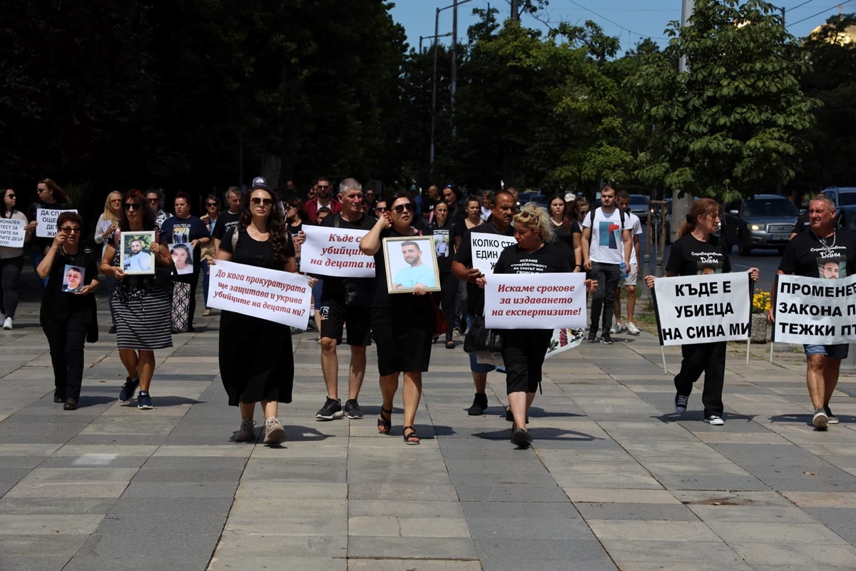 Близки на загинали в катастрофи излизат на протест в София