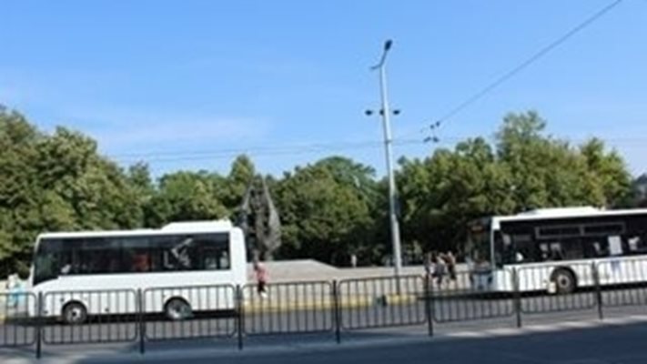 Шофьор от градския транспорт заплашва деца, уволниха го