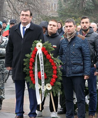Водачът на листата на патриотите Славчо Атанасов и подгласникът му Александър Сиди поднесоха венец.