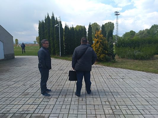 Шефът на пловдивската полиция старши комисар Атанас Илков (вляво) е на местопроизшествието.