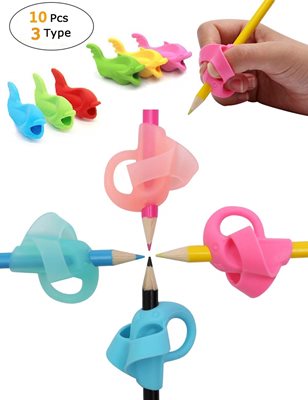 Силиконови приставки в различни цветове помагат детските пръсти да захващат химикалката правилно.