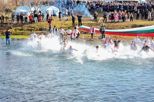 Александър от Монтана спаси кръста в ледените води на Огоста