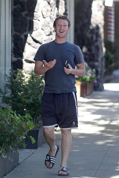 Марк Зукърбърг прави сутрешния си крос с една от десетките си сиви тениски.