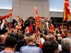 Демонстранти нахлуха в Събранието на Македония, бият депутати със столове