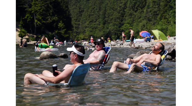 Канадци се охлаждат от жегата в езерото Алует.