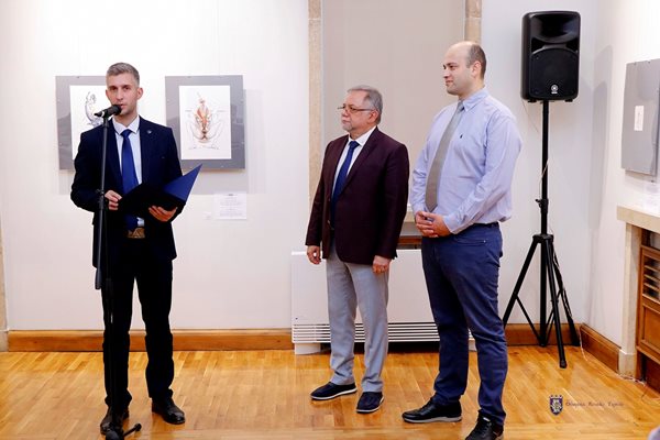Шефът на галерията Мартин Митев откри изложбата