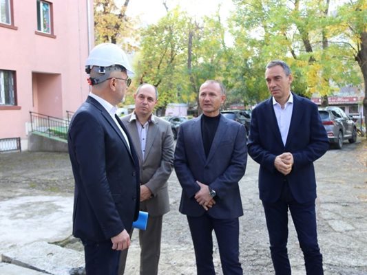Енергийният министър Росен Христов, кметът на Бургас Димитър Николов посетиха  детска ясла, където в в ход реализирането на проект за геотермално отопление и охлаждане, финансиран по Норвежката програма, управлявана от Министерството на енергетиката.