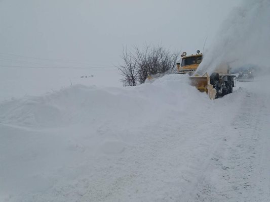 Поради обилния снеговалеж, силния вятър и снегонавявания временно бе ограничено движението на МПС над 12 тона на много места в страната.