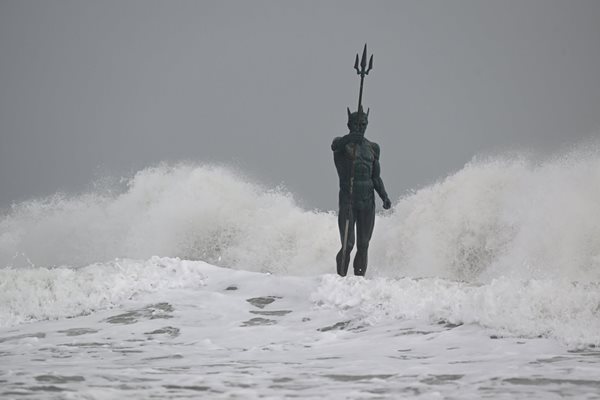 Морето край Варна се развълнува, огромни вълни прехвърлят вълнолома 
Снимка: Орлин Цанев