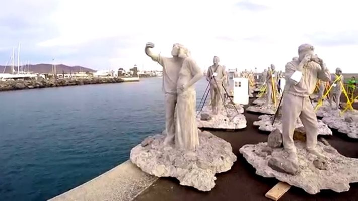 Британският скулптор Джейсън Тейлър изработва всички статуи от бетон в човешки ръст на брега на острова, след което те са потопени до дъното със специални въжета  с помощта на водолази.