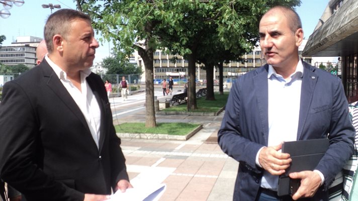 Цветан Цветанов бе категоричен, че сегашният кмет Атанас Камбитов (вляво) ще е кандидатът на ГЕРБ за трети кметски мандат в Благоевград.