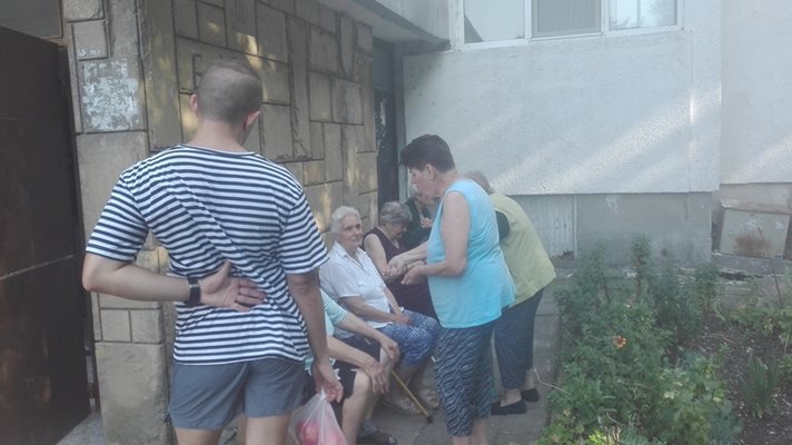 Съседи на Георги Димитров коментират трагедията. Снимки: Авторът