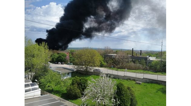 Стълбът гъст черен дим над предприятието за химикали

Снимка: Фейсбук/ Ryzka Kisyova