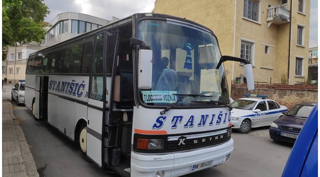 Автобусът на феновете и тримата шофьори останаха 12 часа пред полицията в Г.Оряховица