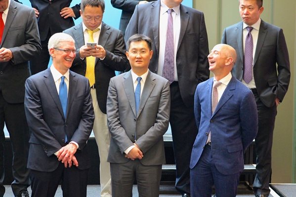 Джеф Безос с шефовете на “Ейпъл” Тим Кук (вляво) и на “Тенсент” Пони Ма (в средата) на един от най-престижните технологични форуми, който се провежда ежегодно в Китай.