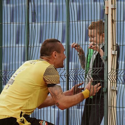 Капитанът на "Ботев"  Виктор Генев се радва със сина си след победния си гол срещу "Хебър".