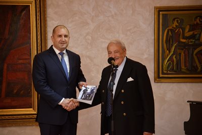 Президентът поздравява Иван Гарелов за книгата му "Неизпратени писма до Маргарита", издадена преди година от КК "Труд". СНИМКА: 24 часа