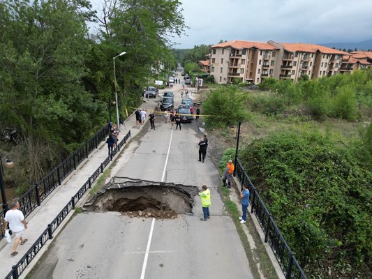 Огромна дупка е зейнала на единствения алтернативен мост на къмпинг Нестинарка, при който ставаше връзката с Атхопол и Синеморец. Сниимка: Орлин Цанев