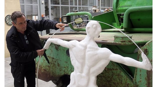Скулпторът Марин Марков, който консултира демонтажа на Паметника на Съветската армия, в работна обстановка в ателието си