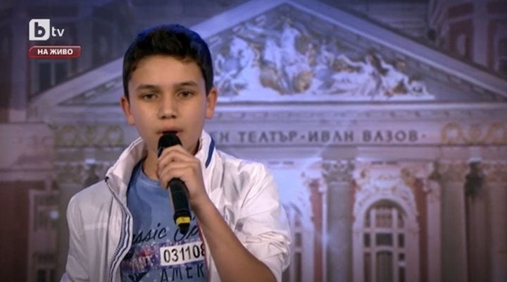 Денис още на 13 години участва в “България търси талант” и минава двата кръга, в които гласува журито.