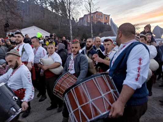 Тъпани и гайди озвучават шествието, което се насочва към водите на р. Тунджа.
Снимки 24plovdiv.bg