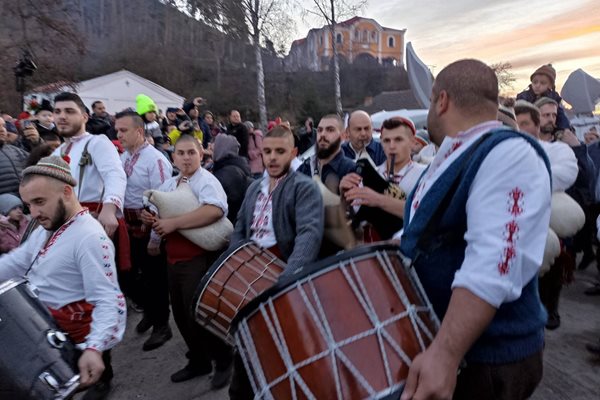 Тъпани и гайди озвучават шествието, което се насочва към водите на р. Тунджа.
Снимки 24plovdiv.bg