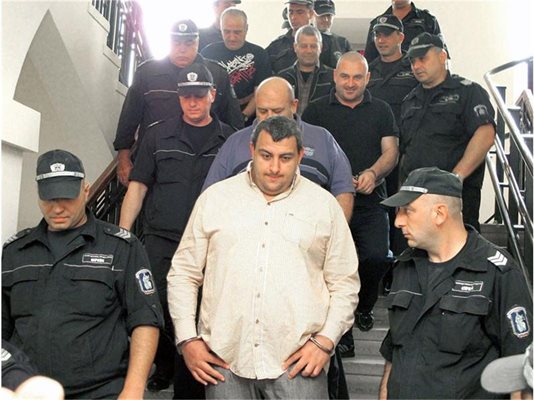 Окръжният съд в Шумен решава съдбата на бившия президентски съветник Петър Стоянов - Сумиста, обвинен за главатар на група за мокри поръчки.