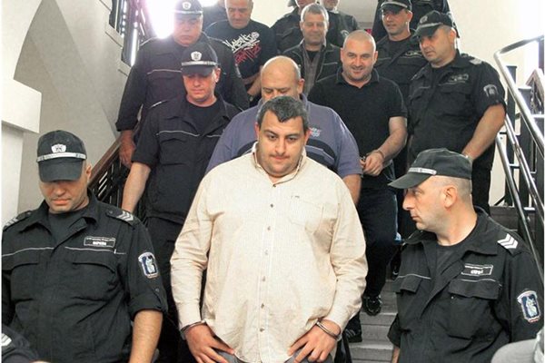 Окръжният съд в Шумен решава съдбата на бившия президентски съветник Петър Стоянов - Сумиста, обвинен за главатар на група за мокри поръчки.