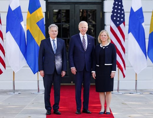 Байдън посрещна шведския премиер Магдалена Андершон и финландския президент Саули Нинистьо в Белия дом, за да изрази още веднъж своята твърда подкрепа за приемането на двете страни в НАТО Копирано от standartnews.com