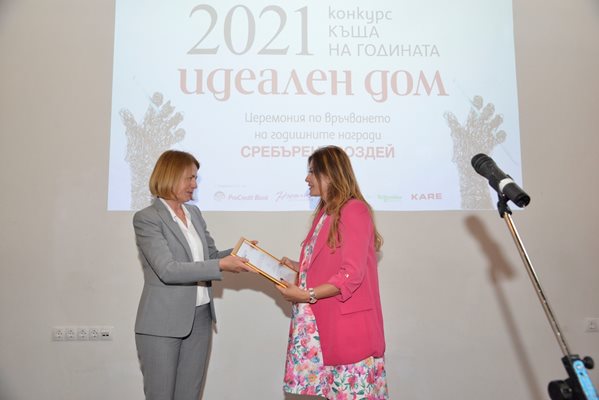 Арх. Ивета Попова от АТГ дизайн (вдясно) е носител на втора награда в категория "Еднофамилни къщи"