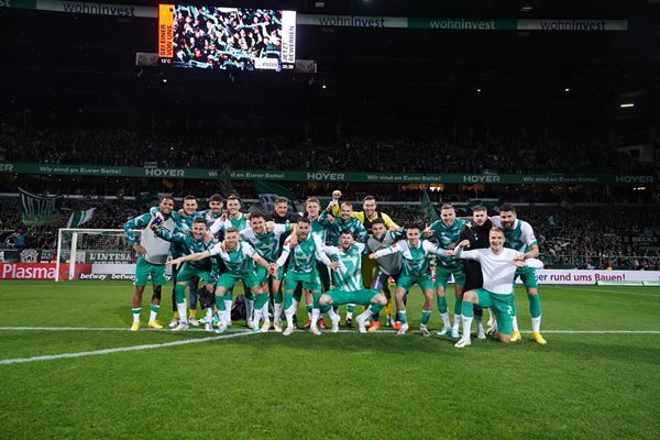 Илия Груев (вторият от дясно на ляво на долния ред) и колегите му във "Вердер" се радват сле победата с 5:1 над "Борусия" (М). Снимка: клубен фейсбук