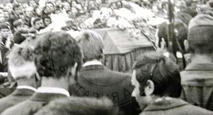 Погребалната процесия на 2 юли 1971 г.

СНИМКА:

Ненко СТОИМЕНОВ
