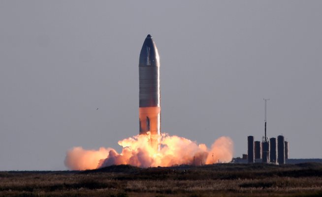 Ракетата “Старшип” по време на един от тестовите полети миналата година.
СНИМКА: РОЙТЕРС