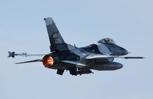 Първите два самолета F-16 ще бъдат в България до края на април